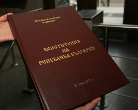 Депутат от ВМРО: Ние само даваме идеи, юристи изготвят текстовете за Конституцията