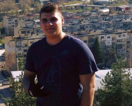 Ексхумират тялото на починалия от COVID-19 студент във Велико Търново