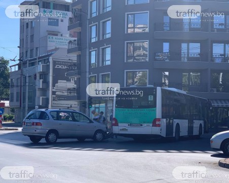 Кола и автобус се блъснаха в Кършияка