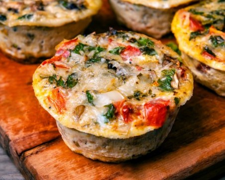 Протеиново предложение: Пилешки мъфини с яйца и зеленчуци