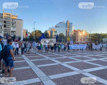 Протестиращи се събират на Съединение, БОЕЦ от София, начело с лидера Георги Георгиев, дойдоха за подкрепа