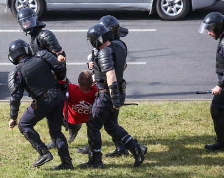 Спецчастите се намесиха в протеста в Минск