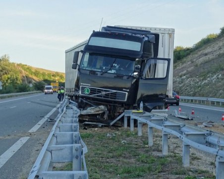 Тир кацна върху мантинелата на АМ 