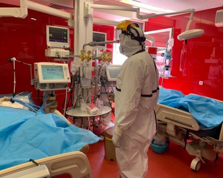 Здравният министър влезе в COVID реанимацията на 