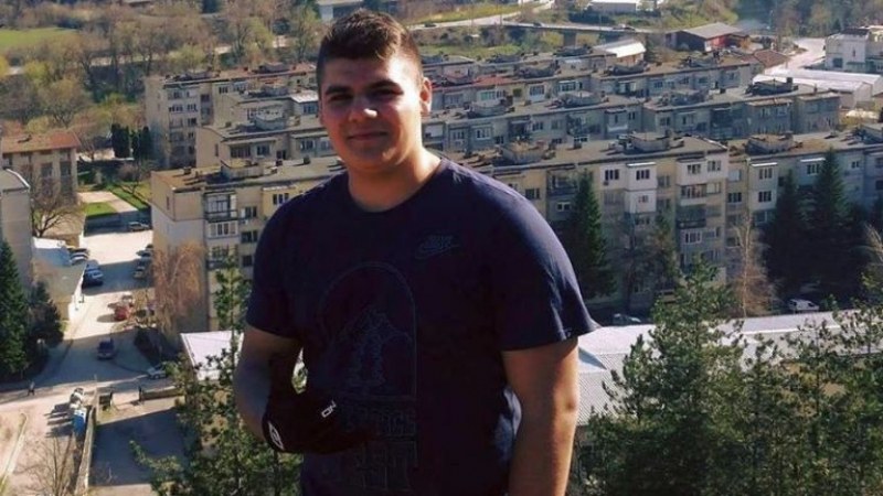 Ексхумират тялото на починалия от COVID-19 студент във Велико Търново