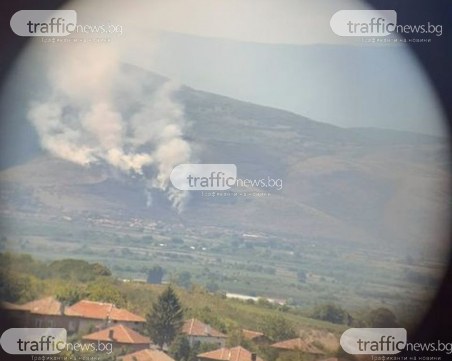 Голям пожар край Кричим! Гора пламна до вилна зона, пет пожарни се борят с пламъците