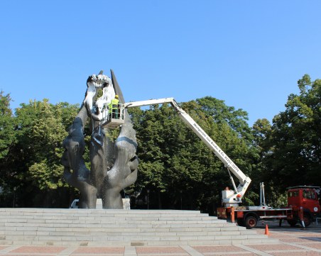 Чистят паметника на Съединението с иновативна технология  за 6 септември