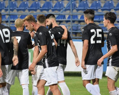 Локо пуска билетите за мача с Черно море