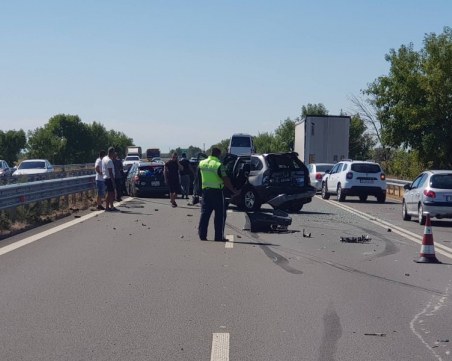 Меле на АМ Тракия! Кола се заби в ТИР, жена е пострадала