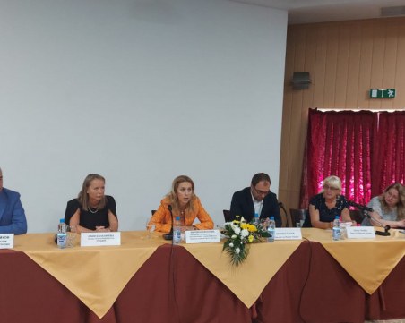 Николова в Хисаря: Трябва да се свържат хотелите и забележителностите в Пловдивско