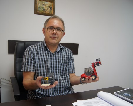 Пловдивски инженер с колекция от 154 умалени копия на кари