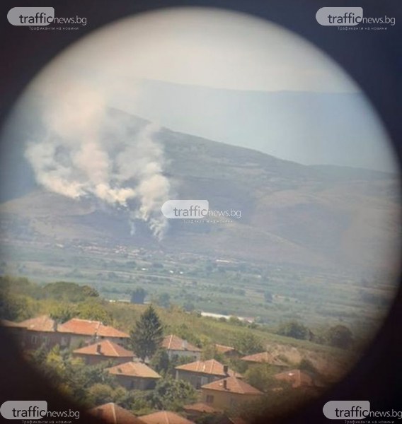 Голям пожар край Кричим! Гора пламна до вилна зона, пет пожарни се борят с пламъците