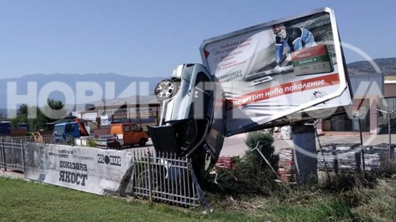 Младеж заби джипа си в билборд, отърва се с драскотини