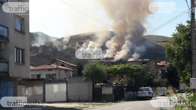 Над 50 души, пожарникари и доброволци, се борят с огъня край Кричим