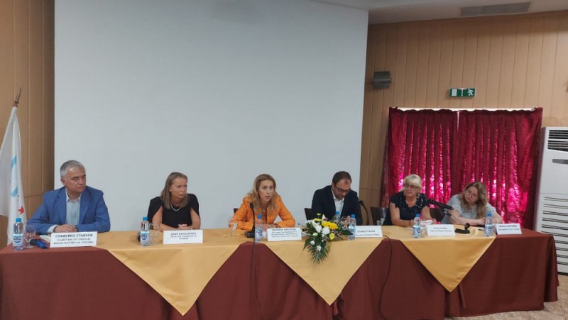 Николова в Хисаря: Трябва да се свържат хотелите и забележителностите в Пловдивско