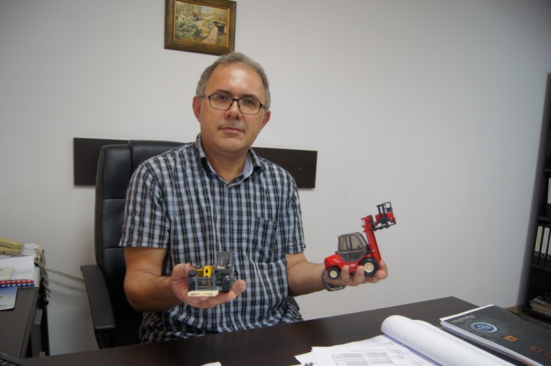 Пловдивски инженер с колекция от 154 умалени копия на кари