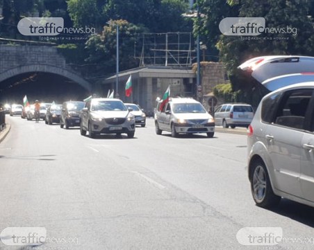 20-ина коли обикалят Пловдив с 10 км/ч на протестното шествие