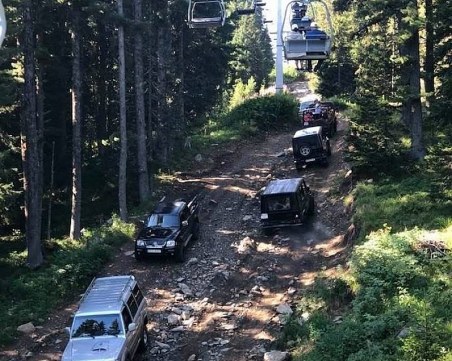 Джип премаза крака на полицай, охраняващ пътя за Седемте рилски езера