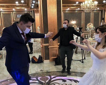 Истанбул забрани сватбите на закрито и присъствието на... млади и стари гости