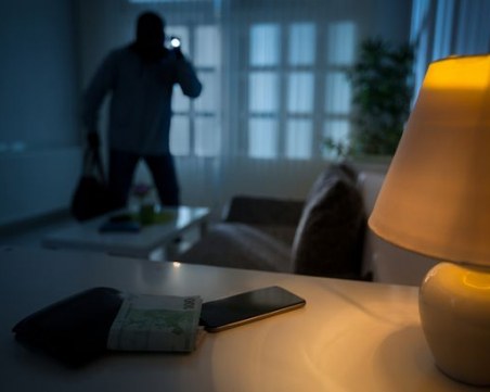 Опасно: Мними просяци проучват домове за обир