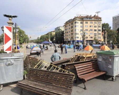 Сдружение: Протестъри къртят и безчинстват върху паметници на културата