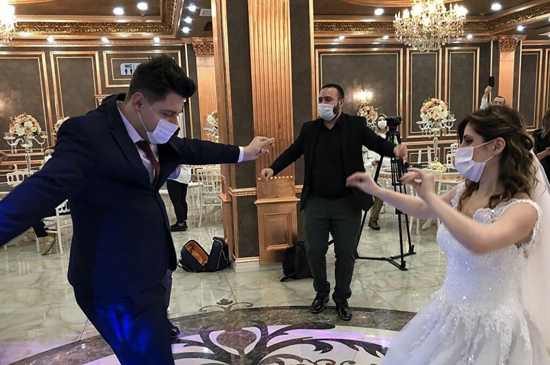 Истанбул забрани сватбите на закрито и присъствието на... млади и стари гости