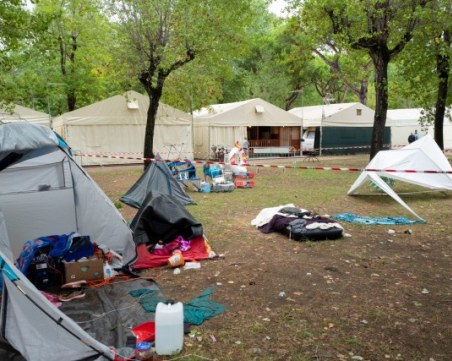Дърво премаза палатка в Италия, две деца загинаха