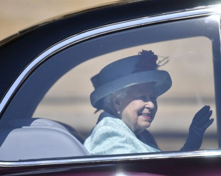 Кралица Елизабет видя внуците си през стъкло