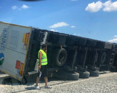 ТИР се преобърна на автомагистрала 