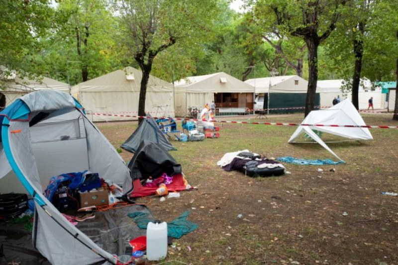 Дърво премаза палатка в Италия, две деца загинаха