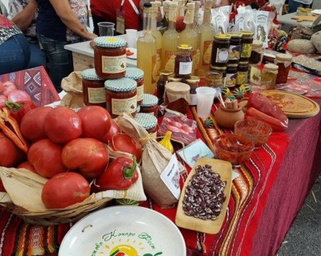 Дезинфектанти, маски и никакво струпване по щандовете на Куртово Конаре фест