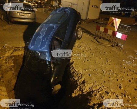 Кола пропадна жестоко на улица в Кършияка, заклещена е в огромен кратер