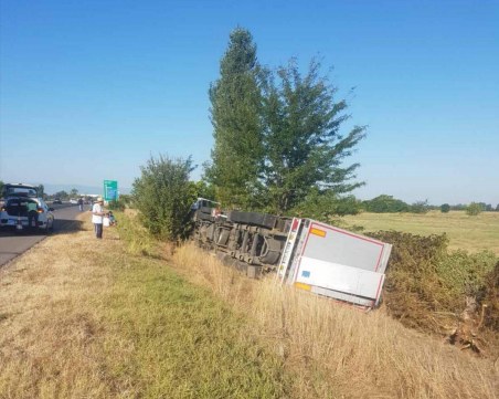 Шофьор на ТИР заспа зад волана, обърна се в канавка край Пловдив