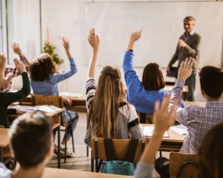 Учители влизат в клас с маски и шлемове