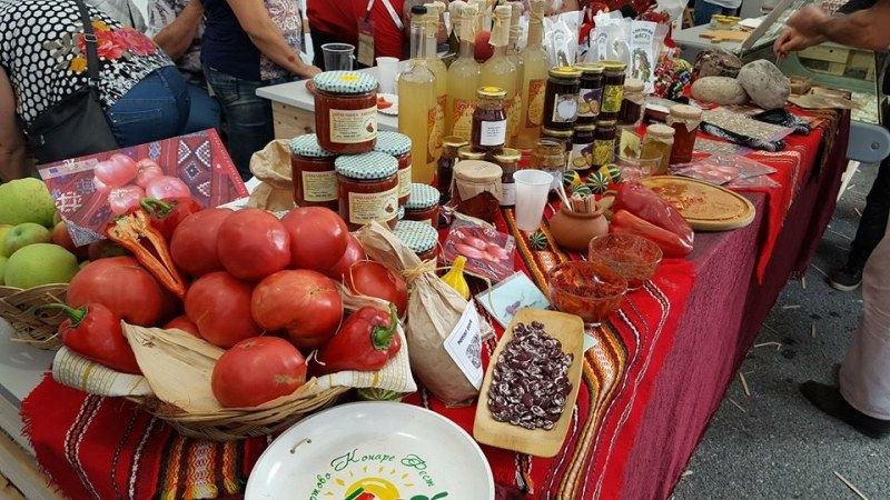 Дезинфектанти, маски и никакво струпване по щандовете на Куртово Конаре фест