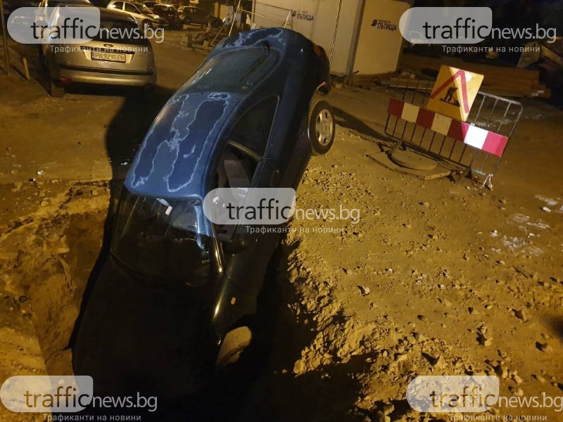 Кола пропадна жестоко на улица в Кършияка, заклещена е в огромен кратер