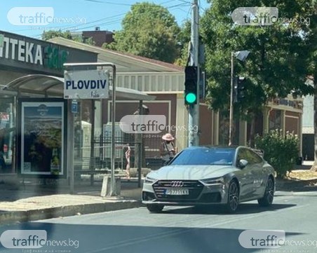 Лъскаво ауди запуши пловдивска спирка! Автобуси и пътници заобикалят возилото
