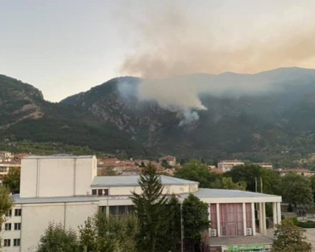 Пожарът над Карлово продължава да гори! 40 души гасят огъня