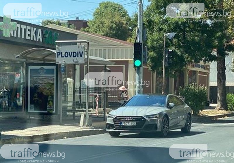 Лъскаво ауди запуши пловдивска спирка! Автобуси и пътници заобикалят возилото