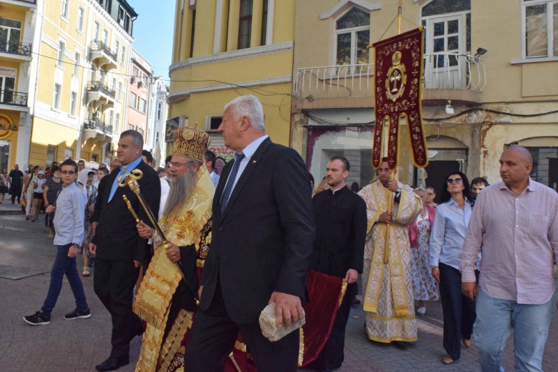 Митрополит Николай: Доживяхме българи да критикуват българи, че помагат на църквата