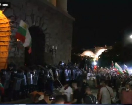 Протестът не стихва, демонстранти обстрелват полицаи с пиратки и димки