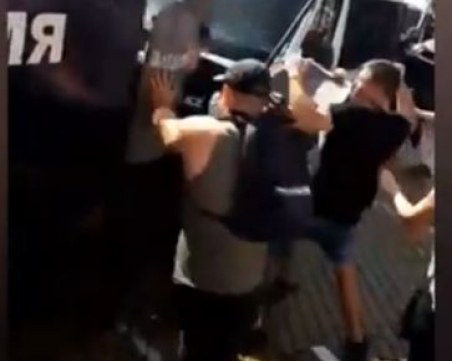 Кадри показват серия груби провокации към полицаите на протеста