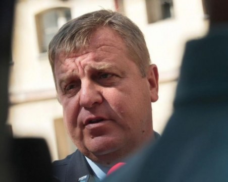 Каракачанов за протестите: Нашето общество се нуждае от разговор, а не с хвърляне на бомбички