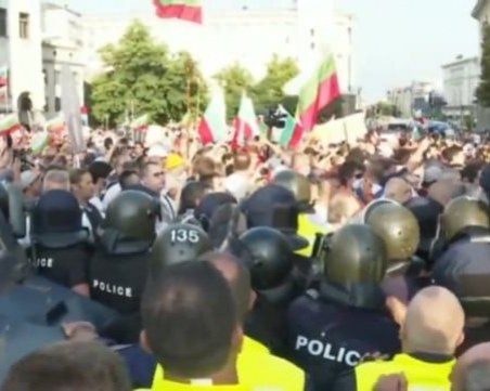 Напрежението ескалира! Протестиращи и полиция блокираха центъра на София НА ЖИВО