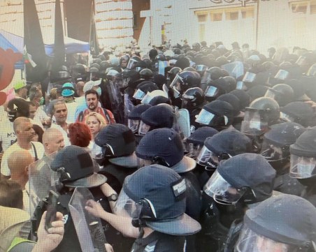 Нов щурм! Полицията пусна сълзотворен газ, линейки хвърчат към площада