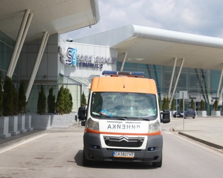 Пътник колабира в самолет, кацнал в София!