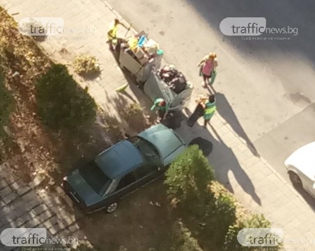 Пловдивски тротоар се превърна в паркинг, а казаните за смет - параван за нарушението