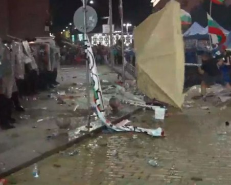 Демонстранти с маски атакуваха Партийния дом, хвърлят маси и чадъри по полицаите