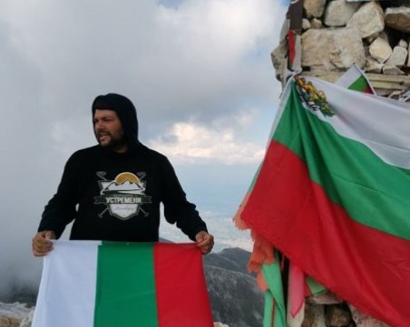 Родолюбци от Асеновград развяха нов български трибагреник на връх Вихрен