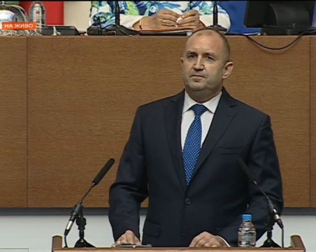 Румен Радев от трибуната: Оставката е неизбежна, не на бетониране чрез експертен кабинет